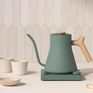 Bouilloire électrique à col de cygne Fellow Stagg EKG - Bouilloire pour café et thé, Acier inoxydable, Chauffage rapide, Vert fumé avec poignée en bois d&amp;apos;érable, 0,9 litre