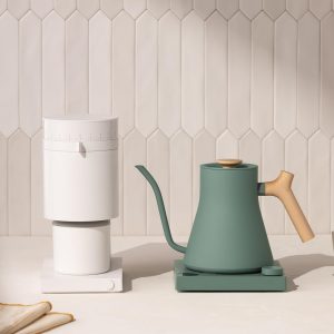 Bouilloire électrique à col de cygne Fellow Stagg EKG - Bouilloire pour café et thé, Acier inoxydable, Chauffage rapide, Vert fumé avec poignée en bois d&amp;apos;érable, 0,9 litre