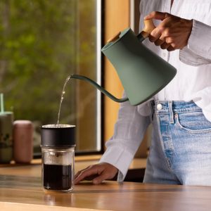 Bouilloire électrique à col de cygne Fellow Stagg EKG - Bouilloire pour café et thé, Acier inoxydable, Chauffage rapide, Vert fumé avec poignée en bois d&amp;apos;érable, 0,9 litre